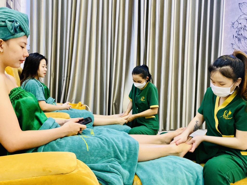 Massage chân tại Hi Spa