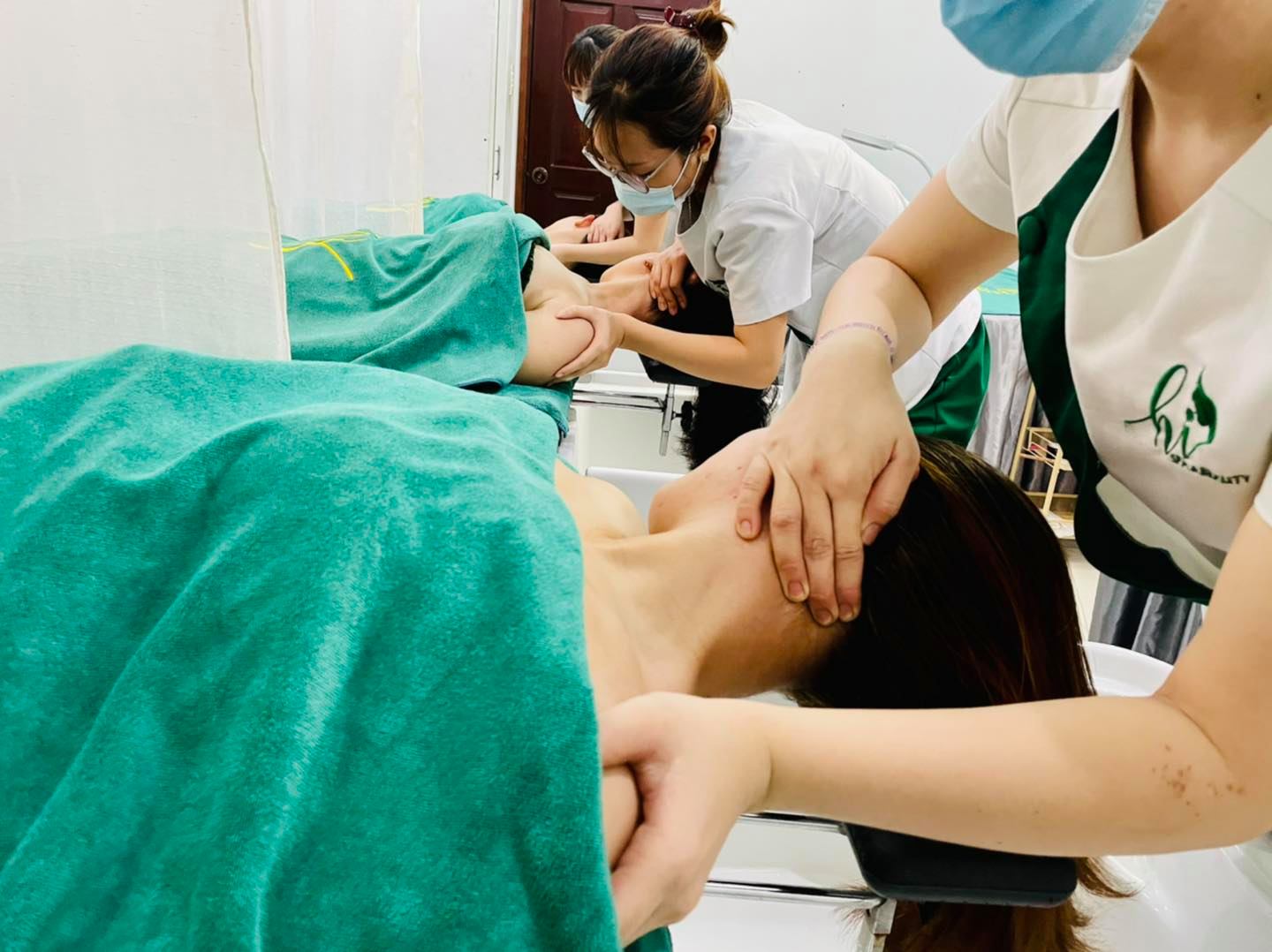 Kỹ thuật viên massage cổ vai gáy tại Hi Spa chuẩn phê