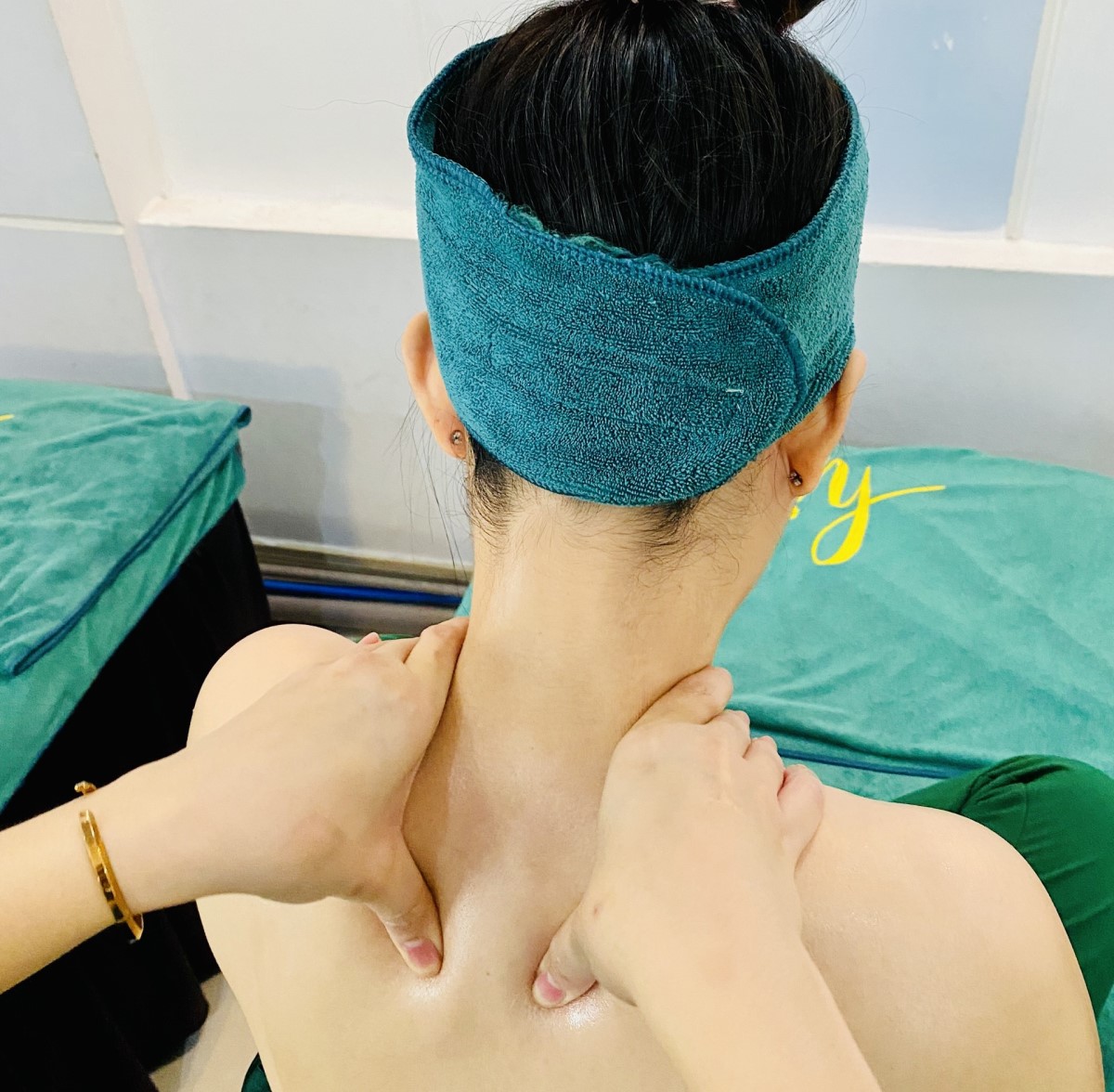 Massage dọc theo chiểu cổ giúp cơ vùng cổ được thư giãn và lưu thông máu tốt hơn