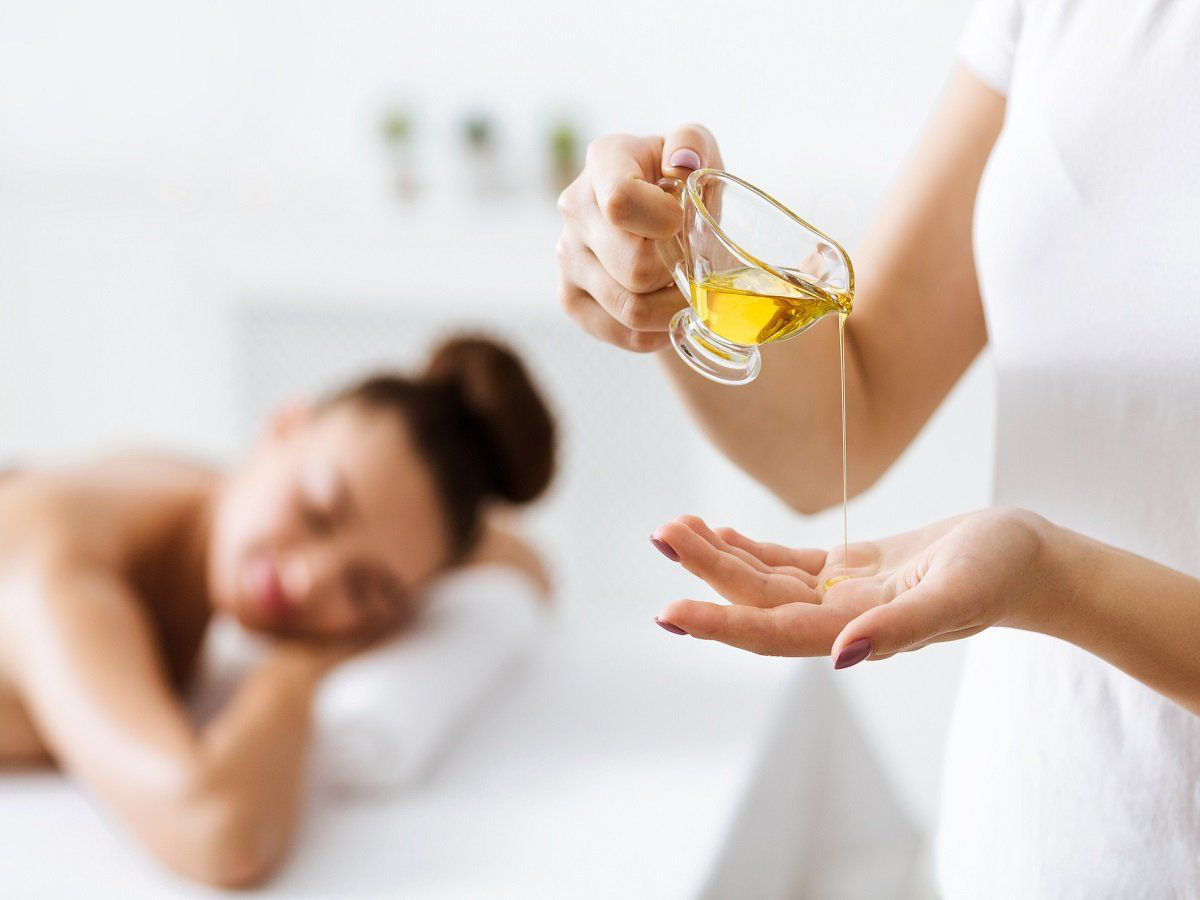 Hướng dẫn cách massage cổ vai gáy tại nhà nên sử dụng dầu massage