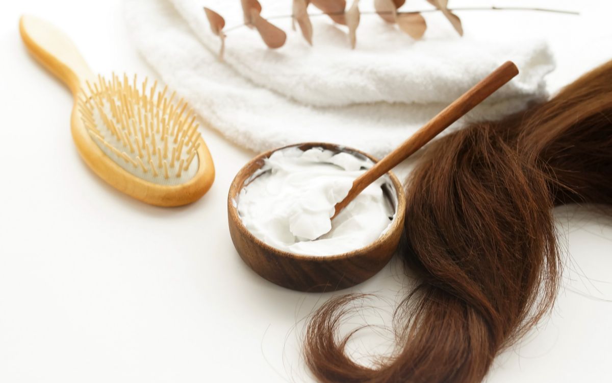 Dùng kem xả ủ tóc 5 – 7 phút giúp cho mái tóc bóng mượt hơn