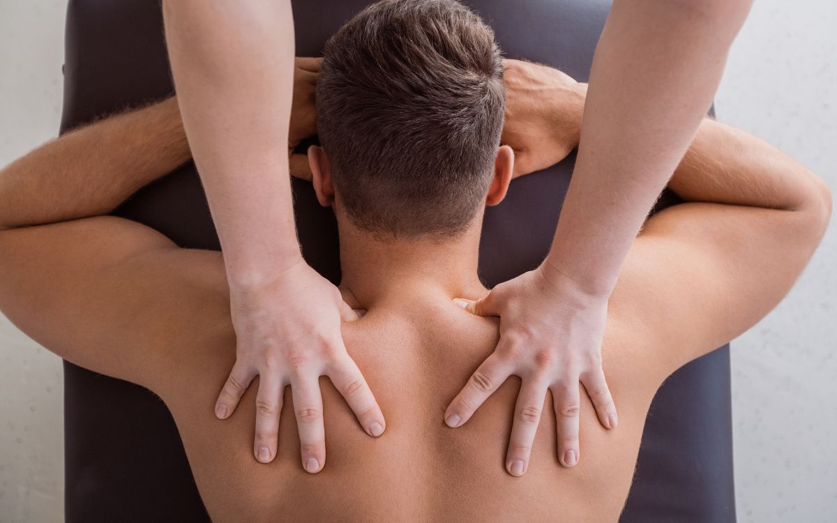 Hướng dẫn các bước massage cổ vai gáy cho nam đơn giản nhất
