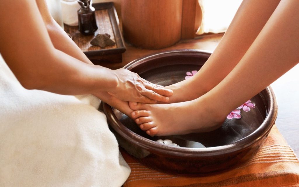 Ngâm chân là bước đầu tiên trong massage foot