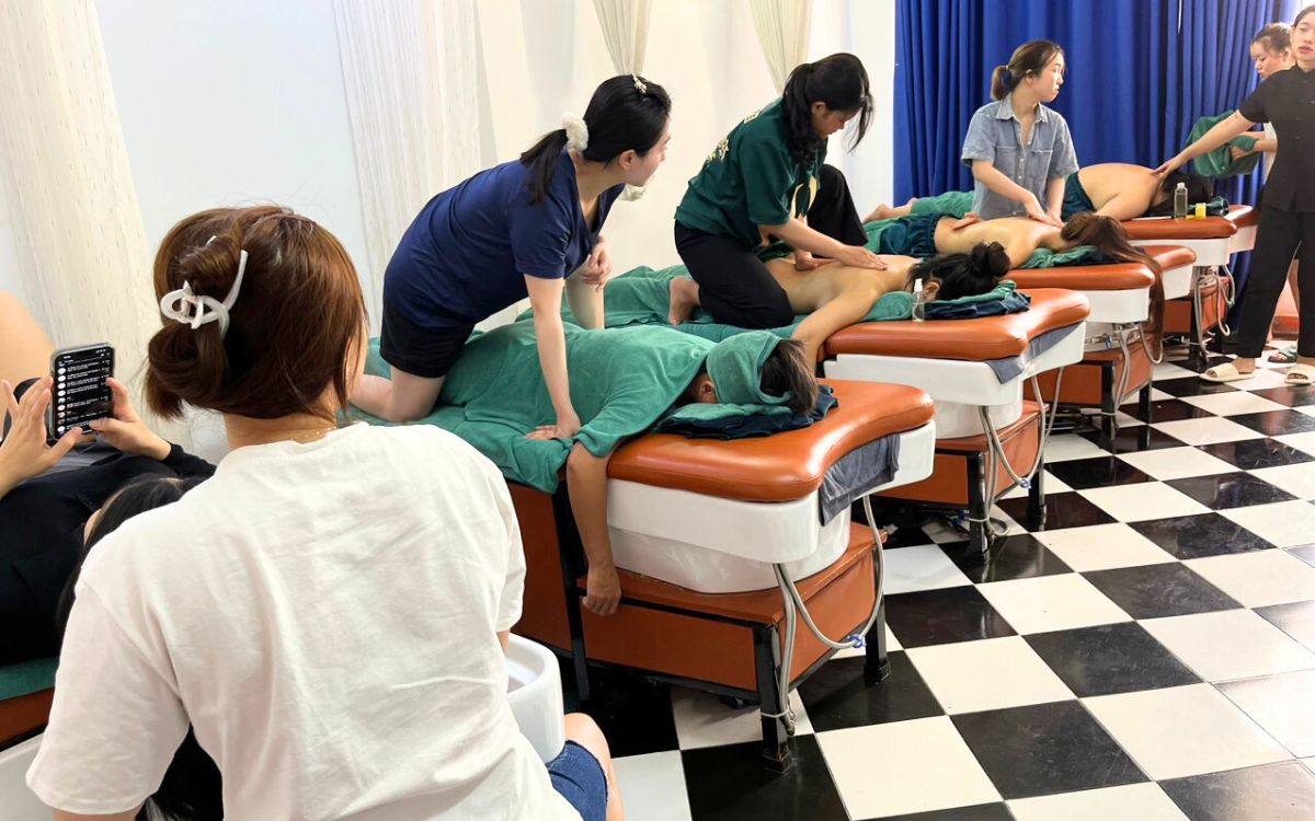Rèn luyện kiến thức, kỹ năng là yêu cầu quan trọng của người học nghề massage trị liệu
