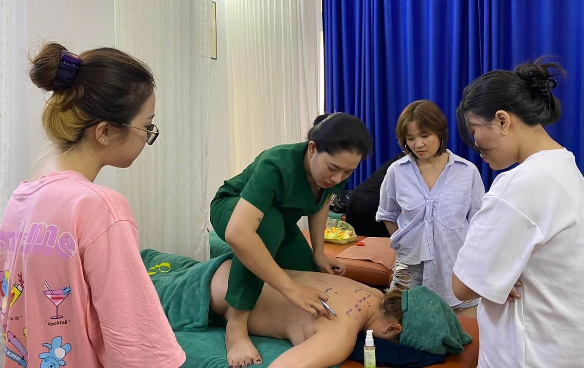 Các kỹ thuật bấm huyệt và massage trong khóa học gội đầu dưỡng sinh