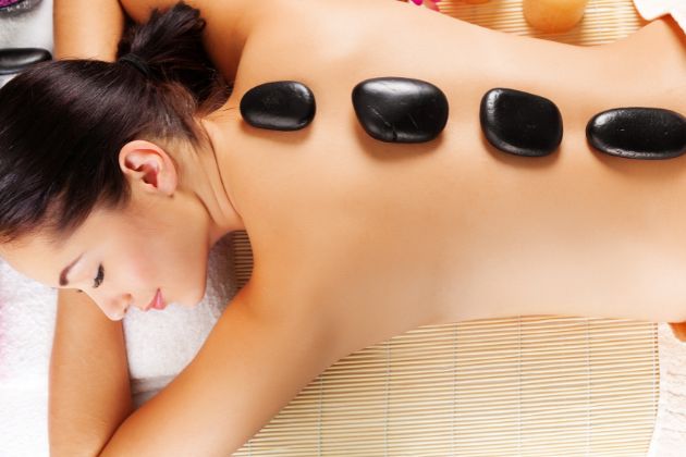 Tác dụng tuyệt vời của massage đá nóng đối với cơ thể