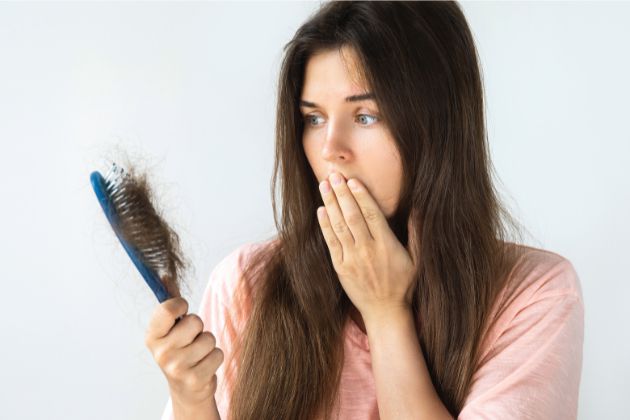 Tóc rụng nhiều khi gội đầu – nguyên nhân và cách khắc phục