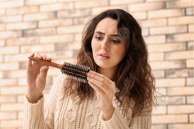 Cách khắc phục rụng tóc ở nữ giới tại nhà dễ làm