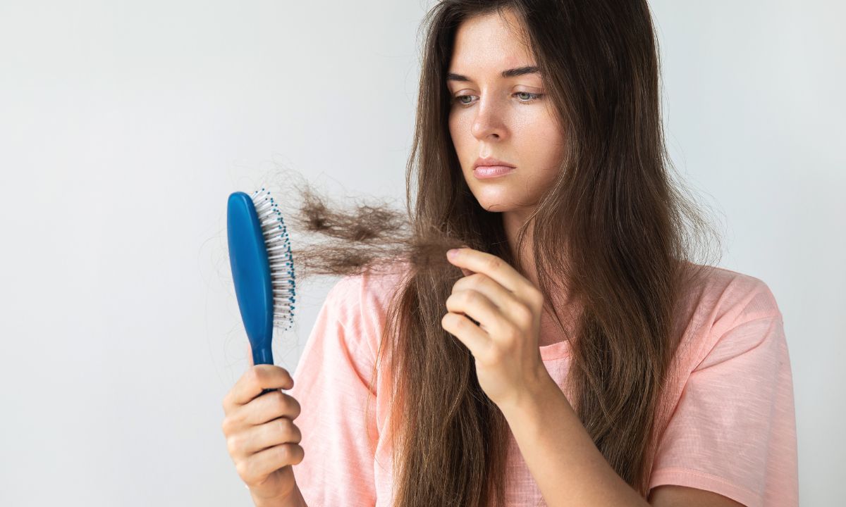 Dấu hiệu nhận biết rụng tóc ở nữ giới