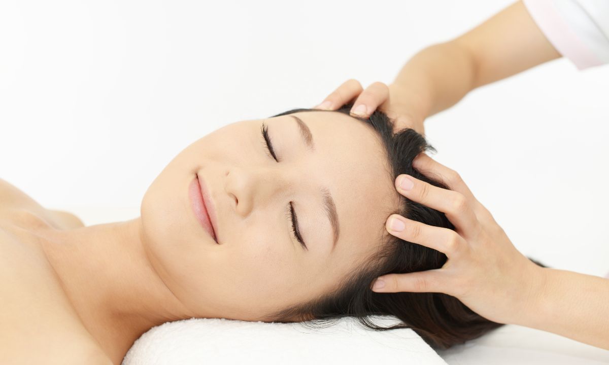 Massage đầu giúp ngủ ngon hơn