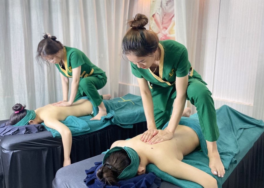 Spa massage cho người nước ngoài thư giãn tại TPHCM