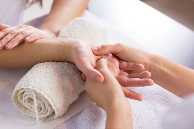 Cách massage tay giảm đau hiệu quả