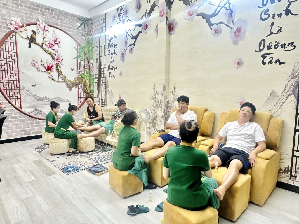 khách du lịch đến Hi Spa massage chân