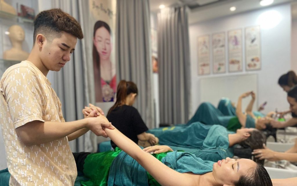 Con trai nên học massage trị liệu ở đâu?