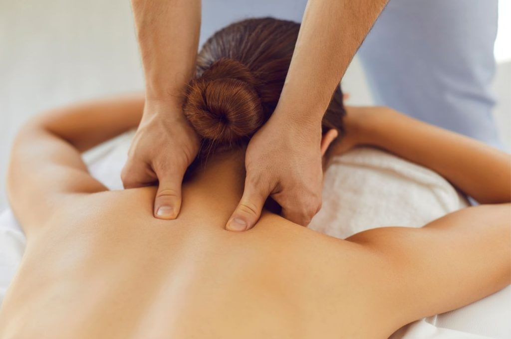 Có nên massage khi có kinh nguyệt không?