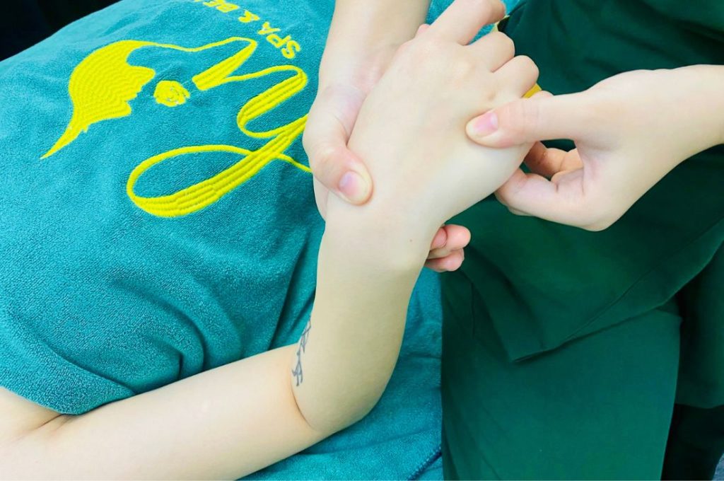 Massage tay